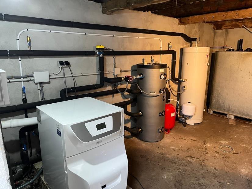 SALA MÁQUINAS CALDERA CONDENSACIÓN, DEPÓSITO INERCIA Y ACUMULADOR ACS PARA CALEFACCIÓN CON RADIADORES DE ALUMINIO. SALA MÁQUINAS CALDERA CONDENSACIÓN, DEPÓSITO INERCIA Y ACUMULADOR ACS PARA CALEFACCIÓN CON RADIADORES DE ALUMINIO.