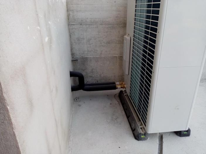 INSTALACIÓN DE AEROTERMIA CON MÁQUINA SAUNIER DUVAL Y RADIADERES DE BAJA TEMPERATURA. INSTALACIÓN DE AEROTERMIA CON MÁQUINA SAUNIER DUVAL Y RADIADERES DE BAJA TEMPERATURA.