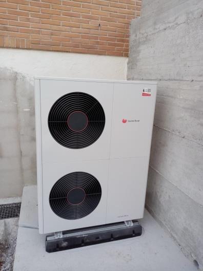 INSTALACIÓN DE AEROTERMIA CON MÁQUINA SAUNIER DUVAL Y RADIADERES DE BAJA TEMPERATURA. INSTALACIÓN DE AEROTERMIA CON MÁQUINA SAUNIER DUVAL Y RADIADERES DE BAJA TEMPERATURA.