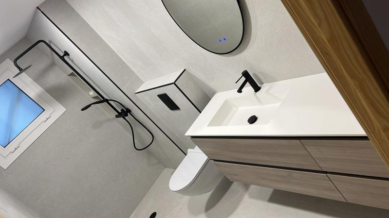 INSTALACIÓN FONTANERÍA CON INODORO EMPOTRADO, MUEBLE LAVABO SUSPENDIDO Y GRIFERÍA NEGRA INSTALACIÓN FONTANERÍA CON INODORO EMPOTRADO, MUEBLE LAVABO SUSPENDIDO Y GRIFERÍA NEGRA