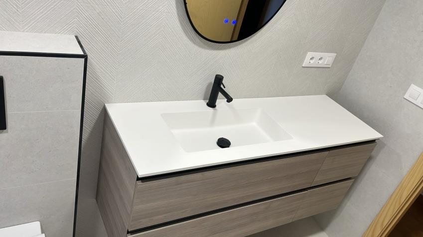 INSTALACIÓN FONTANERÍA CON INODORO EMPOTRADO, MUEBLE LAVABO SUSPENDIDO Y GRIFERÍA NEGRA INSTALACIÓN FONTANERÍA CON INODORO EMPOTRADO, MUEBLE LAVABO SUSPENDIDO Y GRIFERÍA NEGRA
