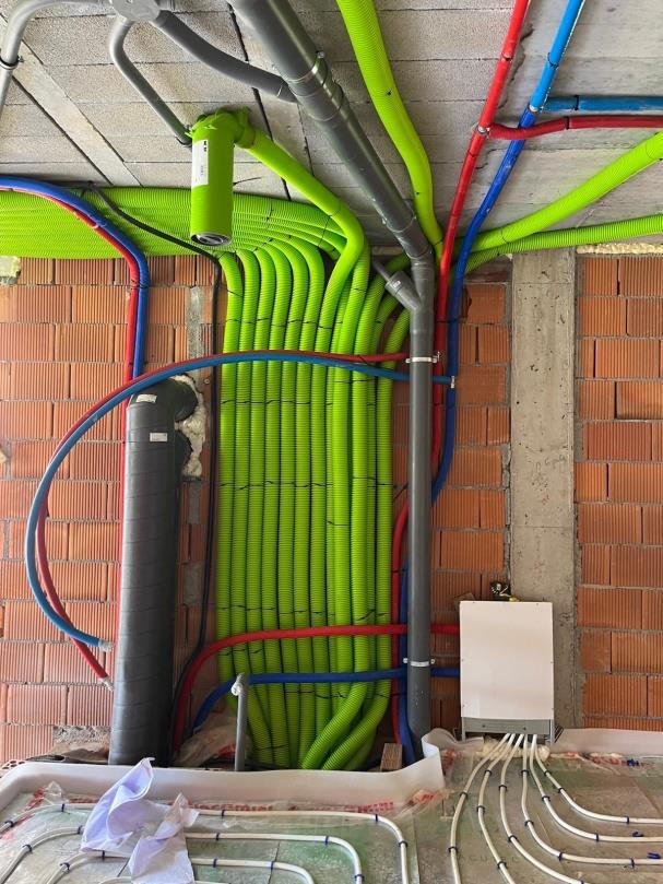 INSTALACIÓN DE RECUPERADOR DE CALOR, BOMBA DE CALOR Y SUELO RADIANTE INSTALACIÓN DE RECUPERADOR DE CALOR, BOMBA DE CALOR Y SUELO RADIANTE