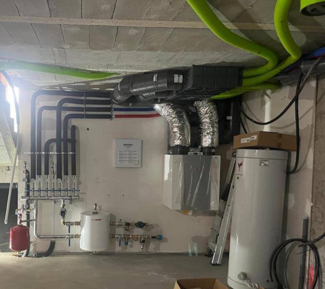 INSTALACIÓN DE RECUPERADOR DE CALOR, BOMBA DE CALOR Y SUELO RADIANTE INSTALACIÓN DE RECUPERADOR DE CALOR, BOMBA DE CALOR Y SUELO RADIANTE